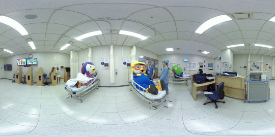 뽀로로 캐릭터가 수술실과 마취과정에 대해 설명해주는 VR 영상 화면(분당서울대병원 제공)